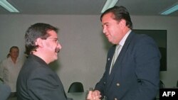 Richardson con el canciller cubano Roberto Robaina en La Habana, en enero de 1996. AFP PHOTO Adalberto ROQUE