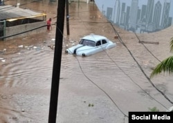 La zona baja del litoral, en el Vedado, completamente inundada. (Foto: Facebook, Rubén Capote)