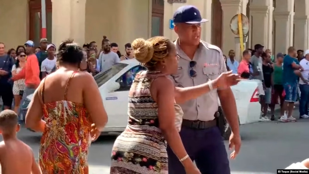 Residentes de La Habana Vieja protestan el sábado 11 de noviembre de 2023. (Imagen de El Toque/Facebook).
