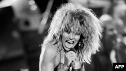 La cantante estadounidense Tina Turner se presenta el 30 de marzo de 1987 en el Palais Omnisports de París. (Foto de Bertrand GUAY / AFP).