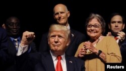 El presidente Trump junto a la expresa política cubana Cary Roque, en el Teatro Manuel Artime de Miami, el 16 de junio de 2017. REUTERS/Carlos Barria