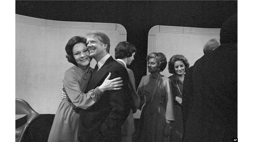 Jimmy Carter recibe un abrazo de su esposa, Rosalynn Carter, al finalizar el tercer debate presidencial, el 22 de octubre de 1976. (AP Photo, File)