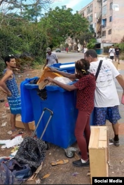 Cubanos escarban en basureros en La Habana. Foto: captura de pantalla de video de Silverio Portal, publicado en Facebook.