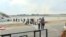 Pasajeros del vuelo 3923 de Southwest Airlines son evacuados tras la falla en los motores que obligó al piloto a aterrizar de emergencia en el aeropuerto José Martí de La Habana. (Captura de video/Canal Caribe vía YouTube)