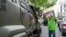 Un partidario del exvicepresidente ecuatoriano Jorge Glas protesta mientras un vehículo militar lo transporta desde el centro de detención en el que estuvo detenido tras su arresto en la embajada de México en Quito, Ecuador.