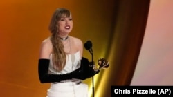 Taylor Swift recibe el premio a mejor álbum pop vocal por "Midnights" en la 66a entrega anual de los Premios Grammy. (AP/Chris Pizzello)