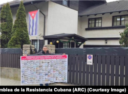 Ucranianos protestan frente a la embajada de Cuba en Budapest. (Foto: Asamblea de la Resistencia Cubana)