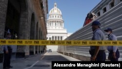 Policías bloquean una calle de acceso al Capitolio Nacional en La Habana. (Reuters/Alexandre Meneghini/Archivo)