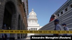 Policías bloquean una calle de acceso al Capitolio Nacional en La Habana. (Reuters/Alexandre Meneghini/Archivo)