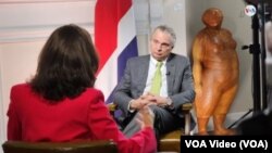 El canciller de Costa Rica, Arnoldo André Tinoco, en entrevista con la Voz de América. (VOA/Twitter).