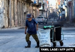 Un anciano camina en las calles de La Habana.