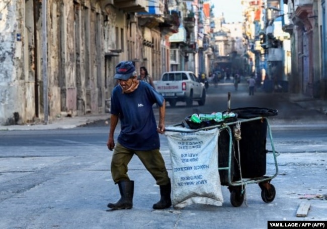 Un anciano camina en las calles de La Habana.