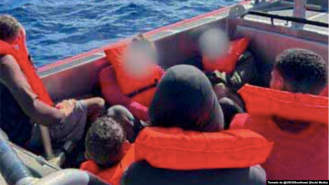 Vista de los inmigrantes rescatados el 10 de noviembre de 2023, por la Guardia Costera de EEUU.