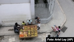 Cubanos venden productos en La Habana, Cuba