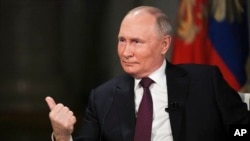 El presidente ruso Vladimir Putin hace un gesto mientras habla durante una entrevista con el expresentador de Fox News, Tucker Carlson, en el Kremlin, el 4 de febrero de 2024. (Gavriil Grigorov, Sputnik, Kremlin Pool Photo via AP)