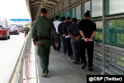 Inmigrantes devueltos a México a través de la frontera Sur. (Foto Twitter/@CBP)
