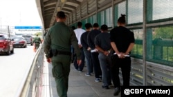 Inmigrantes devueltos a México desde Estados Unidos a través de la frontera Sur en julio de 2023. (Archivo/Twitter/@CBP)