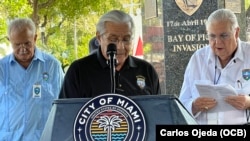 Humberto “El Chino” Argüelles habla durante la ceremonia por el 63 aniversario de la invasión a Bahía de Cochino