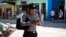 Un policía se conecta a Internet usando un teléfono celular en La Habana (AP/Desmond Boylan/Archivo)