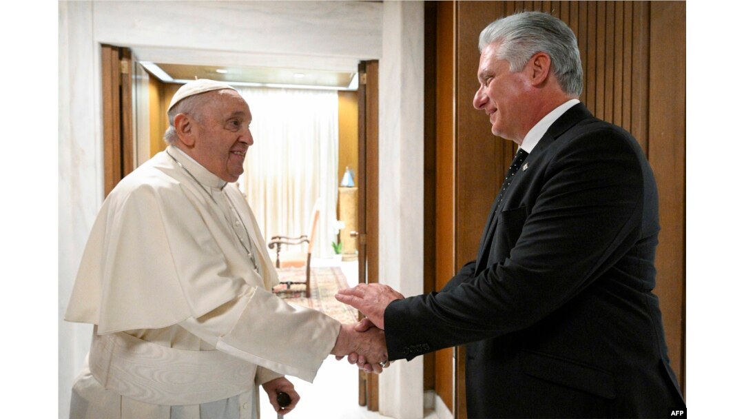 El Papa recibe a Miguel Díaz-Canel en el Vaticano. (VATICAN MEDIA/AFP)