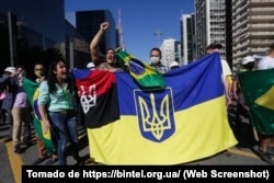 Uso de símbolos ucranianos por parte de activistas progubernamentales en una marcha en Sao Paulo.