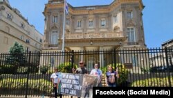 Anamelys Ramos y otros activistas frente a la Embajada de Cuba en Washington