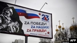 Una valla propagandística en las calles de Moscú, Rusia, el 20 de febrero de 2023: «¡A por Victoria! ¡A por los nuestros! ¡A por Verdad!