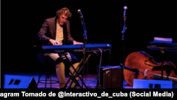 El músico cubano Robertico Carcassés en un concierto en Santo Domingo. Foto de Miguel Antonio Esquerré, tomada de Instagram @interactivo_de_cuba.
