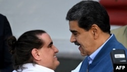 Alex Saab junto a Nicolás Maduro durante un acto en Venezuela, ambos enfrentan cargos judiciales actualmente en EEUU. 
