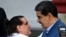 Alex Saab junto a Nicolás Maduro durante un acto en Venezuela, ambos enfrentan cargos judiciales actualmente en EEUU. 