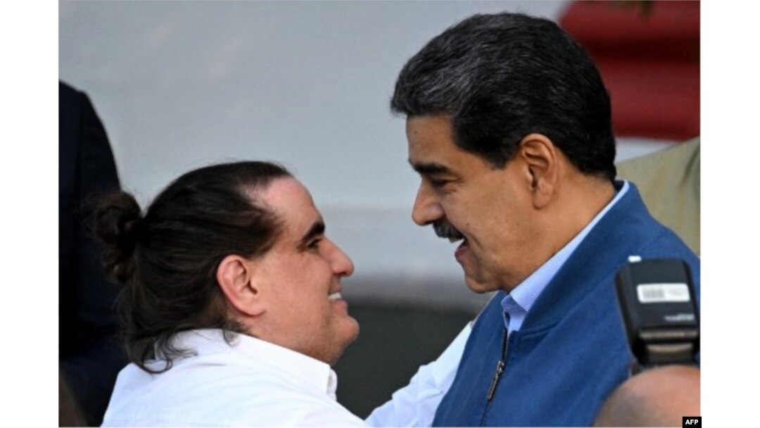 Maduro da la bienvenida a Alex Saab en el Palacio Presidencial de Miraflores en Caracas el 20 de diciembre de 2023. Saab fue liberado en Estados Unidos, donde fue juzgado por lavado de dinero. (Foto de Federico Parra/AFP)