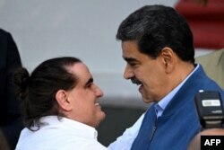 Maduro da la bienvenida a Alex Saab en el Palacio Presidencial de Miraflores en Caracas el 20 de diciembre de 2023. Saab fue liberado en Estados Unidos, donde fue juzgado por lavado de dinero. (Foto de Federico Parra/AFP)