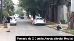 La periodista Camila Acosta publicó imágenes de las patrullas frente a su casa.