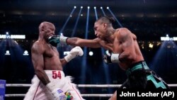 Yordenis Ugas, izquierda, pelea contra Mario Barrios en un combate de boxeo de peso welter el sábado 30 de septiembre de 2023, en Las Vegas. (Foto AP/John Locher)