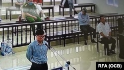 El bloguero de RFA Truong Duy Nhat en su juicio de apelación en Hanoi, 14 de agosto de 2020. Foto: Medios estatales