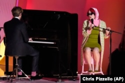 Finneas, izquierda, y Billie Eilish interpretan "What Was I Made For?" en la 66a entrega anual de los Premios Grammy. (AP/Chris Pizzello)