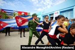 Un estudiante vestido de militar durante una representación teatral en una escuela primaria de San Antonio de los Baños, Cuba. (Reuters/Alexandre Meneghini/Archivo)