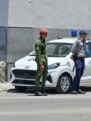 Policías y boinas rojas en una calle de La Habana. (Adalberto Roque/AFP/Archivo)