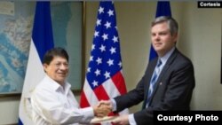 ARCHIVO - El embajador estadounidense Kevin Sullivan entrega sus credenciales al canciller nicaragüense, Denis Moncada. Cortesía: VOA.