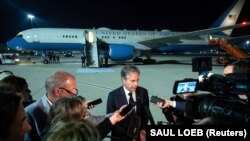 El secretario de Estado de EEUU, Antony Blinken, habla con los medios de comunicación antes de su partida del aeropuerto de Dubái, el 1 de diciembre de 2023. SAUL LOEB/Pool vía REUTERS