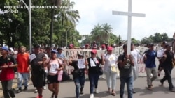 Migrantes marchan por las calles de Tapachula, México