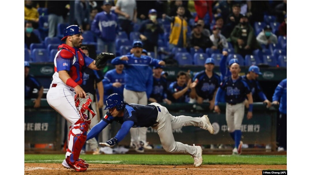 El italiano John Valent se lanza a la base durante el juego contra Cuba en el Clásico Mundial de Béisbol, en el Estadio Intercontinental de Taichung, Taiwán. (Foto AP/I-Hwa Cheng)