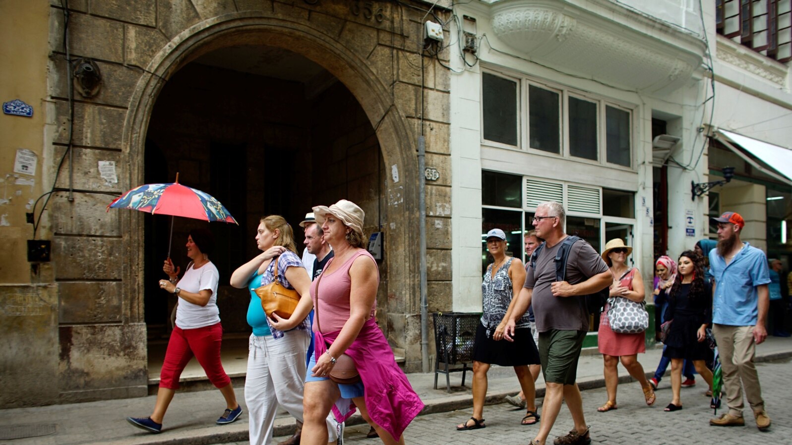 Turistas en La Habana Vieja. (Alexandre Meneghini/REUTERS).