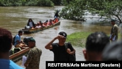 Migrantes llegan a la Estación de Recepción de migrantes, en Lajas Blancas, provincia de Darién, Panamá, el 28 de junio de 2024. REUTERS/Aris Martínez