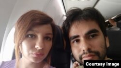 El matrimonio cubano-ruso de los jóvenes Carlos Jiménez y Daria Jiménez en el avión rumbo a Trinidad y Tobago. 
