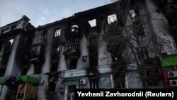 Un edificio dañado por un ataque ruso en el poblado de Bakhmut, en la región ucraniana de Donetsk, el 15 de febrero de 2023. (REUTERS/Yevhenii Zavhorodnii)