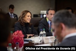 La vicepresidenta estadounidense Kamala Harris se reúne con la delegación ucraniana en la Cumbre de la Paz en Suiza. 15 de junio de 2024.