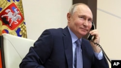 El presidente ruso Vladimir Putin al teléfono. (Gavriil Grigorov, Sputnik, Kremlin Pool Photo via AP)