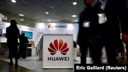 Logo de la empresa china Huawei. (REUTERS/Eric Gaillard/Archivo)