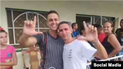 Los presos políticos Jorge y Nadir Perdomo se reencuentran con familiares y amigos en un pase de la prisión. Tomado de Facebook Omar de la Paz.